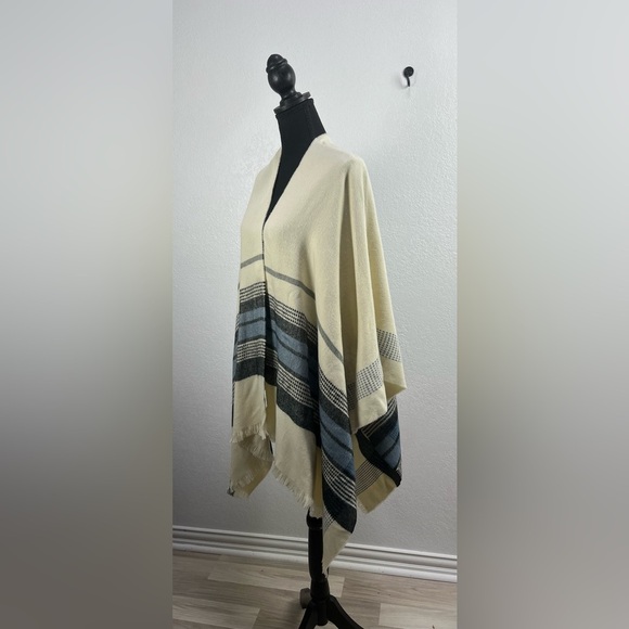 Women's Gap Shawl Poncho Sweater One Size Western Southwestern Chic Striped - Picture 3 of 10